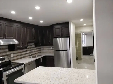 Condo 2 Bed Den-Corner Penthouse-For Rent June 1st,Cooksville GO Image# 3