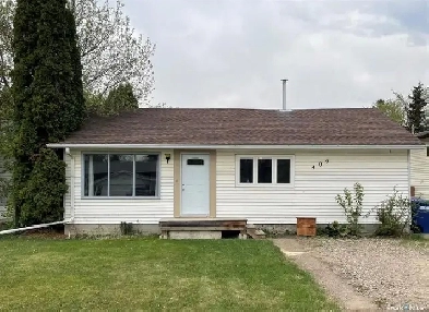 JUST LISTED  409 4th Street West Image# 3
