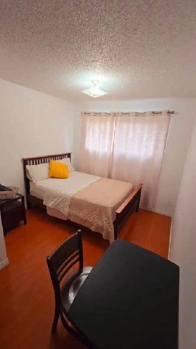 Furnished room for rent in Renfrew Image# 3