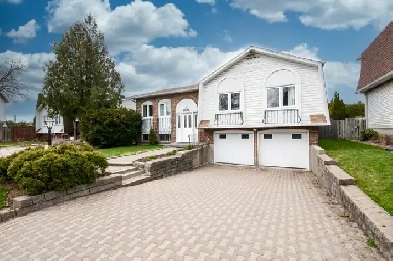 RENOVATED BUNGALOW WITH 2 GARAGES IN BROSSARD Image# 4