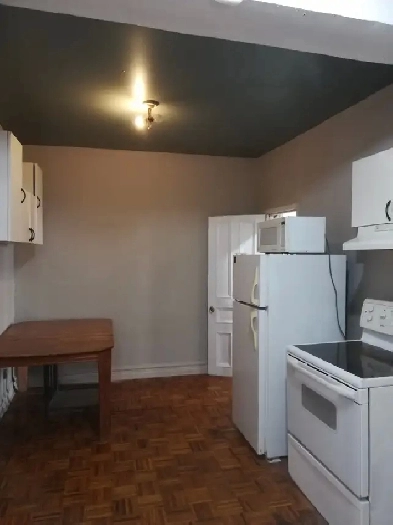 room with bathroom near metro frontenac all include Image# 1