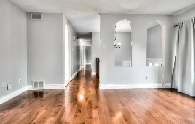 RARE  RENOVATED BUNGALOW 4 BATHROOMS, 2 GARAGES Image# 8