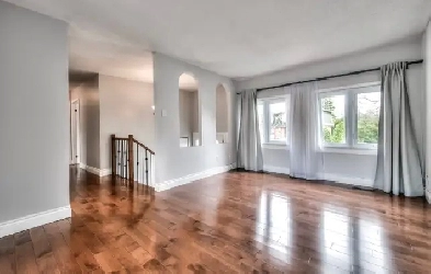 SUPERBE MAISON AVEC 4 CHAMBRES , 2 SDB , 2 GARAGES À BROSSARD Image# 2