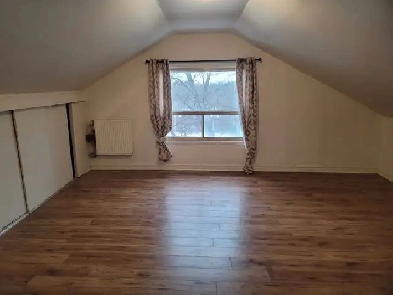 Bright, Spacious, 3 Bedroom   Den in High Park! Image# 2