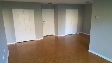 Grand 3 1/2 Dorval Chauffage Eau Chaude  Poele et Frigo inclus Image# 1