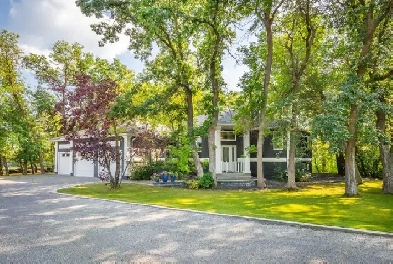 5bdrm Bungalow in East St Paul on 11acres w/ Triple Att Garage! Image# 9