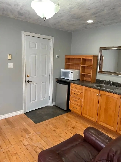 Cozy Bachelors suit above ground floor. Image# 5