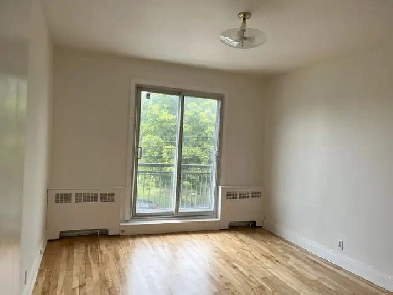 METRO COTE ST. CATHERINE 4 5 IN FRONT TO THE PARC Image# 1