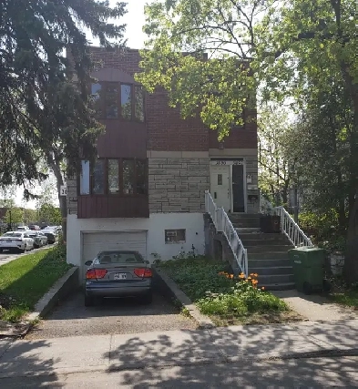 6  1/2 Upper Duplex , behind Plaza Cotes Des Neige Image# 2