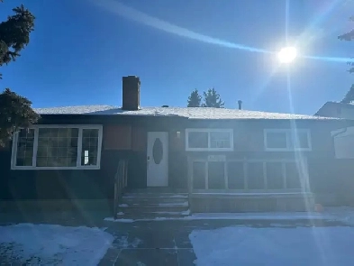 5 bedroom bungalow with in law suite Image# 2