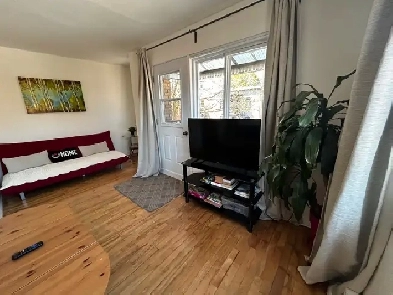 Big 5 1/2 in great condition, with backyard parking Image# 1