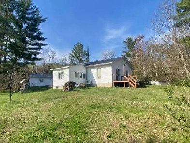 Charming Lakeside Home for Rent in Cayamant Quebec Image# 2