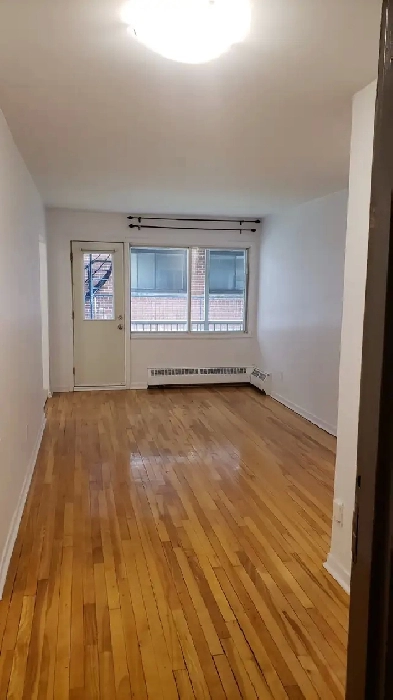 3 1/2 RENOVE /CHAUFFE/ EAU CHAUDE pour Juin  /Juillet Image# 1