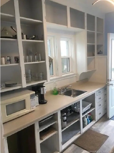 2 Bedroom / 1 Bathroom - Central Location on Main Bus Route Image# 1