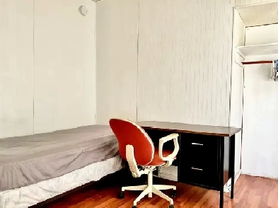 A Large Bedroom near General Hospital for Rent Image# 1