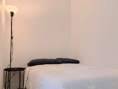 Private room fully furnished next to Metro Peel Image# 1