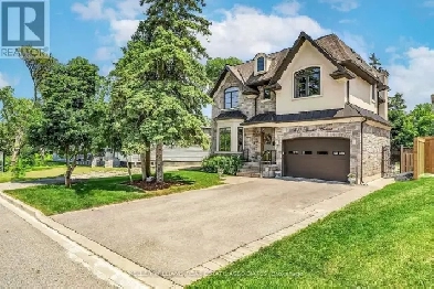 Living in Prestigious Mineola East – 4 1 Bed, 7 Bath Home Image# 1