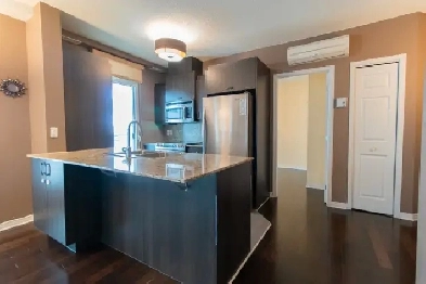 Condo 4.5 - 2 Bed 2 Bath - TMR - Indoor Parking Included Image# 1