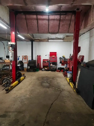 House sale 1057 oak ave Kingsville Ontario 3 car garage & Hoist Image# 1