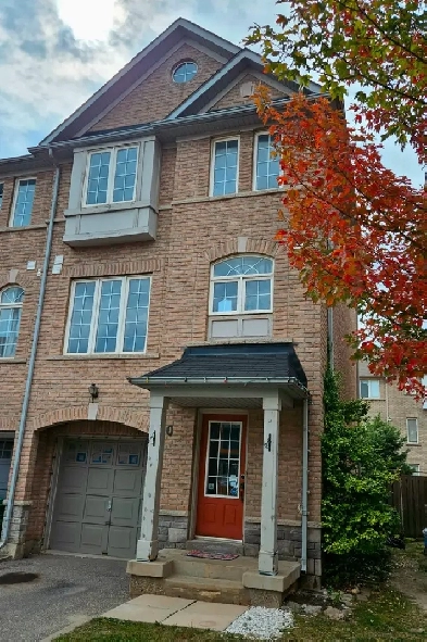 Townhouse in Brampton with 3 Bedrooms Image# 4