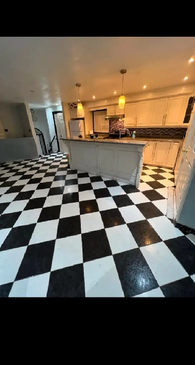 3 Bed, 2 Bath Italian tiles Unit - Hurontario/ Eglinton Image# 1