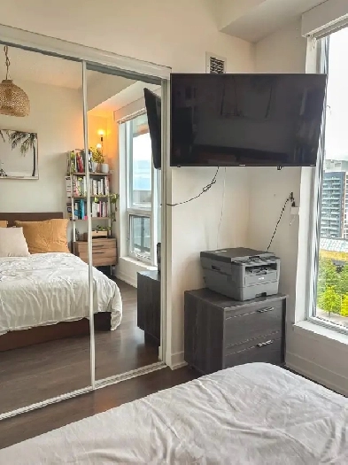 Master Bedroom w/ Private Bathroom – Dundas & Sackville St Image# 9