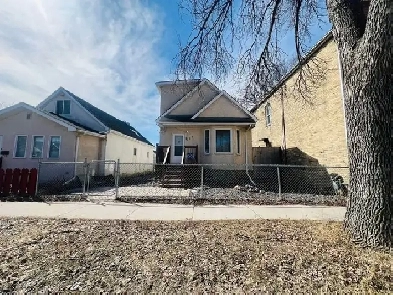 Price Reduced on this Beautiful 5BR Home - 708 Aberdeen Avenue Image# 9