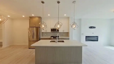 3 Bedroom / 2.5 Bathroom MAIN SUITE in SW Edmonton with Garage Image# 5