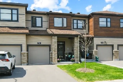Stylish Upgraded Townhome in Quinn’s Pointe, Barrhaven Image# 5