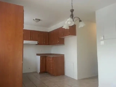 LONGUEUIL 5 1/2 JUILLET 1450$MOIS ETAGE SUPERIEUR Image# 8