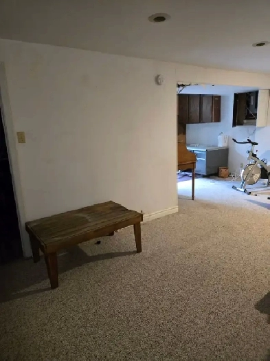 4 bed 2.5 bath house with walk out basement in deer park area Image# 6