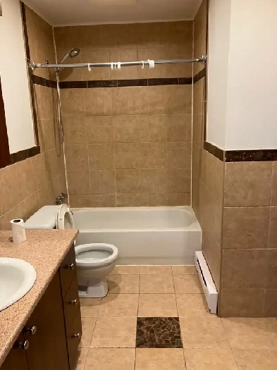 LASALLE - LARGE UPPER 5-1/2 (3-bedrooms) Image# 3