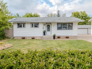 Sherwood Park Bungalow Image# 1