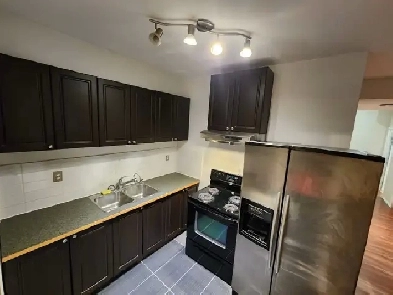 Spacious Walkout 2 Bedroom Suite Big Windows in Evergreen SW Image# 10