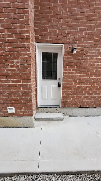 2-B/R DENinLARGE LEGAL BSMT w SEP LAUNDRY PVT SIDE ENTRY PARKING Image# 4