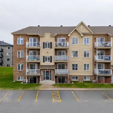 À vendre – Condo moderne 4½ à Vaudreuil – $379,000 Image# 1