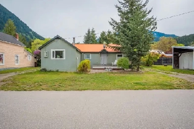For Sale: 912 Kildare St New Denver  | $385,000 | MLS® 10347415 Image# 1
