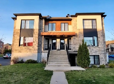 Magnifique 4 ½   mezzanine sur 2 étages avec 2 garages, Brossard Image# 4