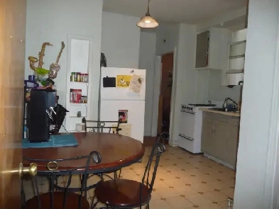 Plateau 4 1/2, libre 1 juin, chauffé, électricité, meublé, 1480$ Image# 8