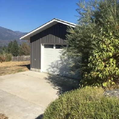 Christina Lake Country Cottage with Shop Image# 2