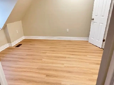 Downtown core private room with bathroom available for July 1st Image# 3