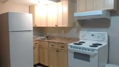 Century Park LRT Furnished Master Bedroom with Private Full Bath Image# 1