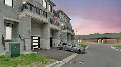 ⚡EXQUISITE 3 BEDROOM FREEHOLD LUXURY TOWNHOME READY TO MOVE IN! Image# 1
