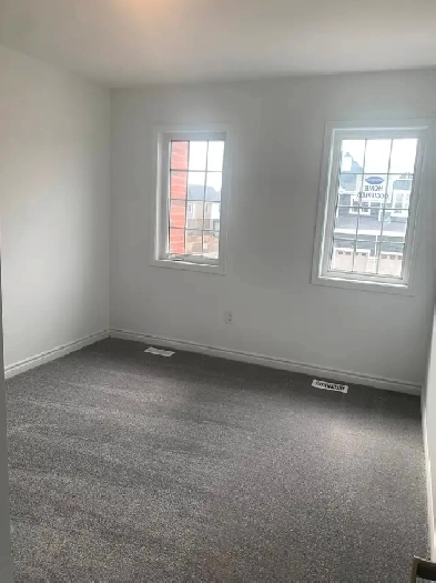 Upper Level Room in Townhouse, Full Kitchen, Laundry & Free Wifi Image# 1