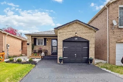 ⚡STYLISH UPDATED BUNGALOW WITH INCOME POTENTIAL IN PRIME AJAX! Image# 9