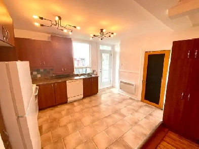Superbe 3 1/2 pièces double ou petit bureau 10 min centre-ville! Image# 4