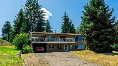 1360 12 Ave SE, Salmon Arm - Lake View! Image# 4
