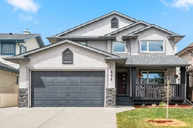 Gorgeous Renovated Air Conditioned Okotoks Home. Image# 1
