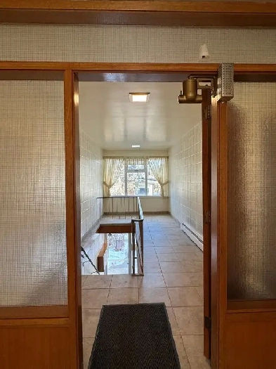 Bright Private Room | 5 Min Walk to UofC Image# 1