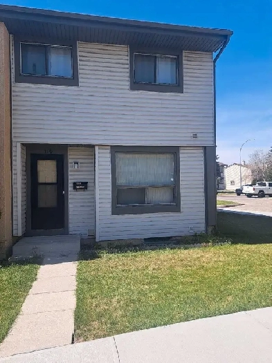 Beautiful 3 BHK Cnr unit Townhouse at Rundleson, Calgary N Image# 2